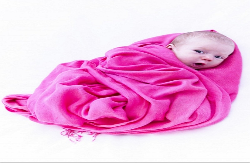4 eenvoudige stappen om een ​​baby te tekenen die in een deken is gewikkeld