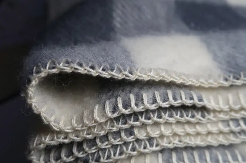 Eenvoudige tips voor het wassen van een wollen deken zonder deze te verkleinen