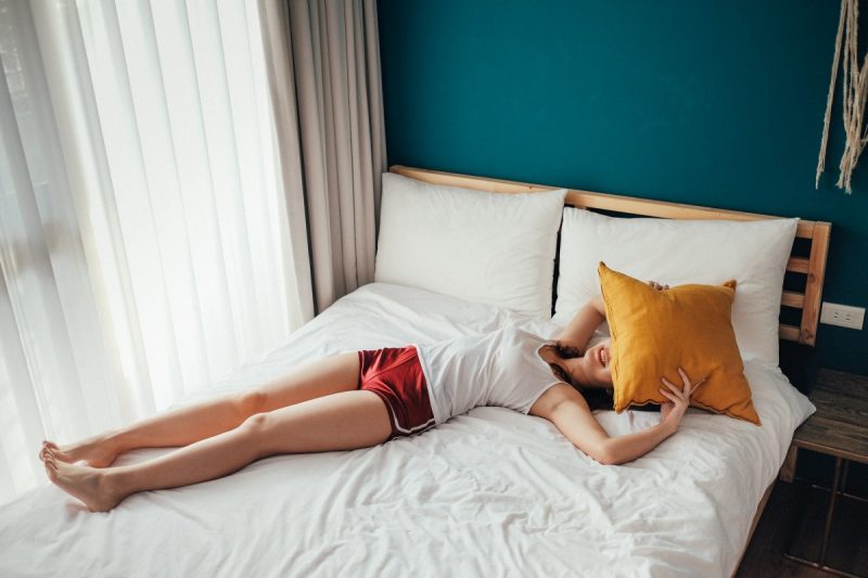 Kussen tussen benen tijdens het slapen; 5 geweldige voordelen!