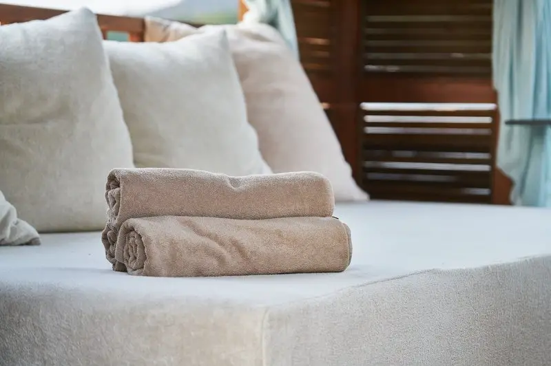 7 effectieve manieren om een ​​deken op een bed te stylen