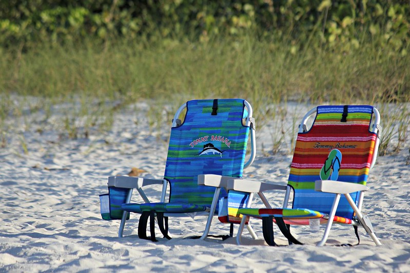 4 eenvoudige stappen voor het opvouwen van de Tommy Bahama-strandstoel