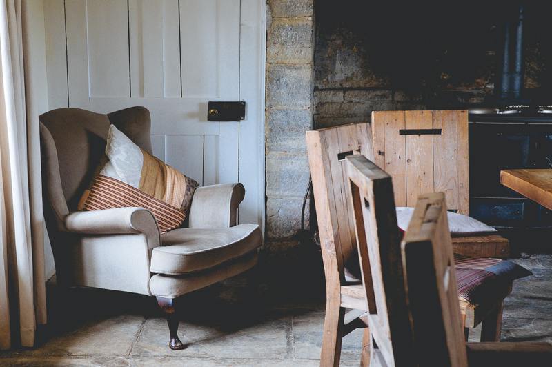 8 eenvoudige stappen voor het opnieuw bekleden van een fauteuil