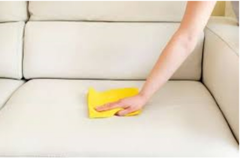 DIY-project: eenvoudige stappen voor het reinigen van de bekleding van de fauteuil