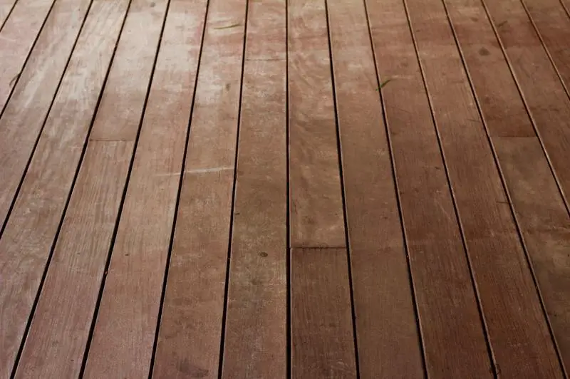 Door water beschadigde hardhouten vloeren repareren: 6 eenvoudige stappen