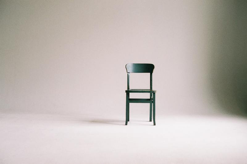Eenvoudige 2-stappen doe-het-zelfgids over hoe je een stoel gemakkelijk opnieuw kunt lijmen