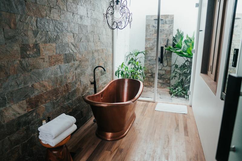 Hoe door water beschadigd hout in de badkamer te repareren in 5 eenvoudige stappen