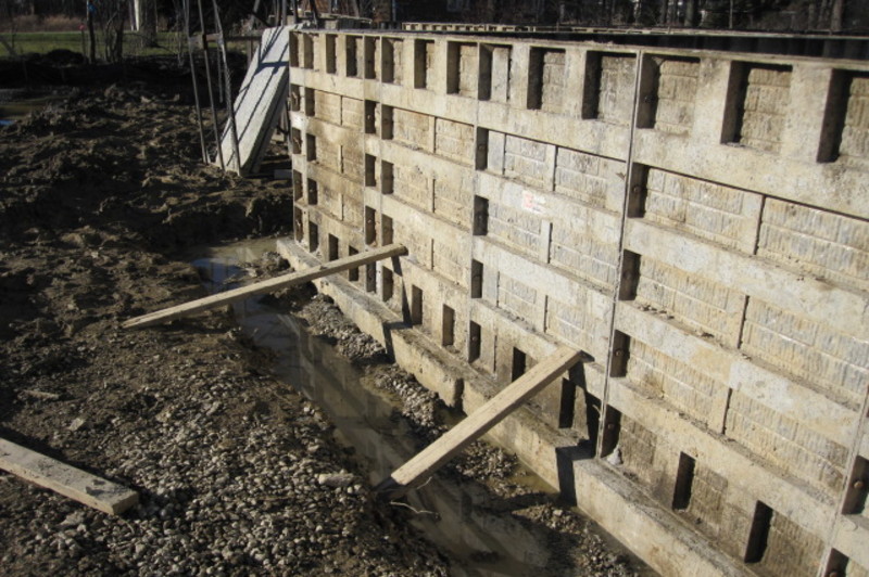 Hoe een door water beschadigde houten fundering te repareren: 4 eenvoudige stappen
