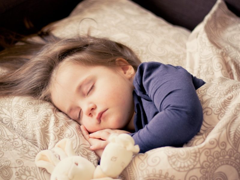 Hoe een kind in eigen bed te laten slapen? 5 geweldige tips!