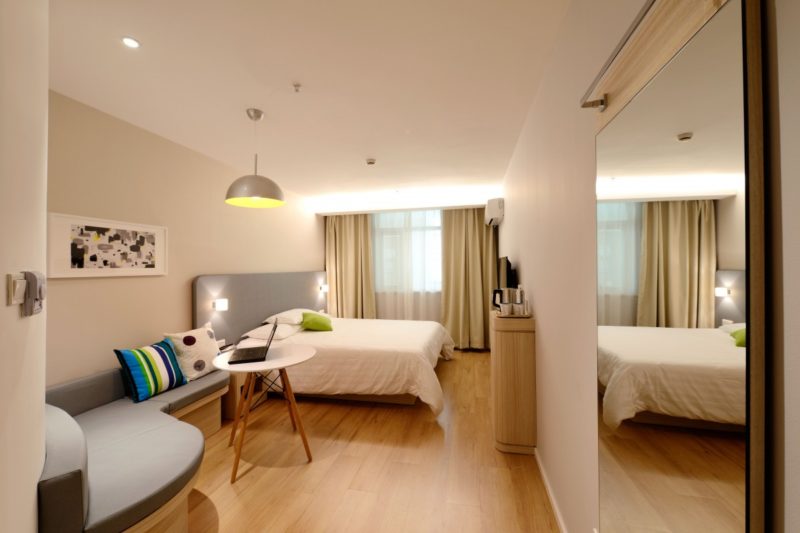 Hoe hotelkamers te controleren op bedwantsen? 3 makkelijke tips!