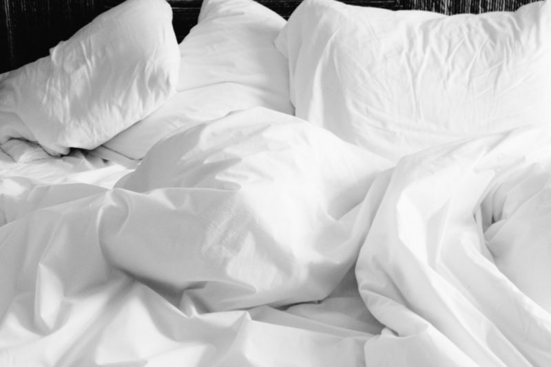Hoe lakens op bed te laten blijven? Op 7 makkelijke manieren!