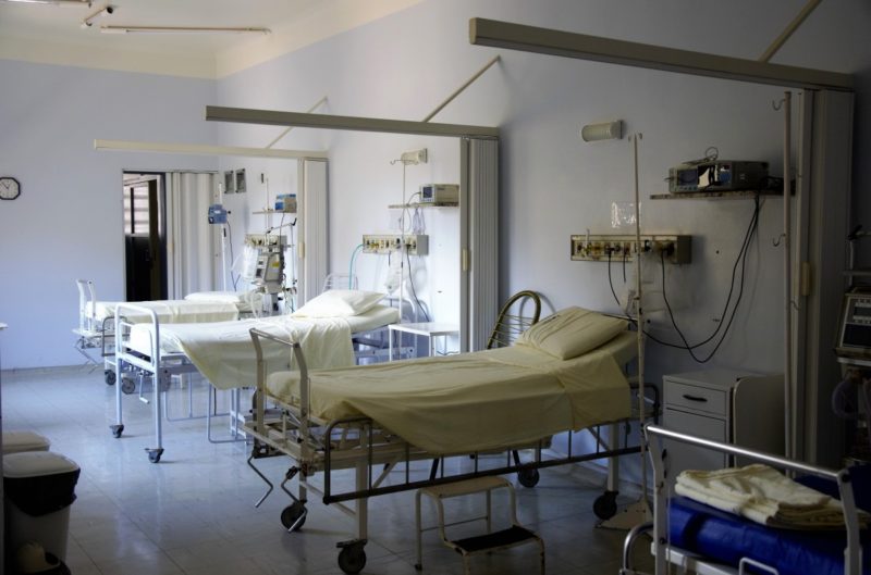 Hoe worden de verstelbare zijkanten van een ziekenhuisbed genoemd? 3 geweldige voordelen!