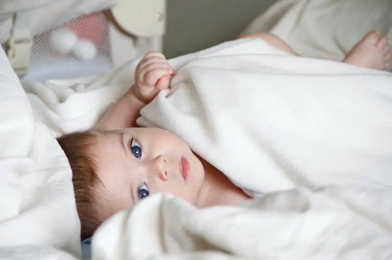 Wanneer is het veilig om de baby met een deken te bedekken: 7 basistips?