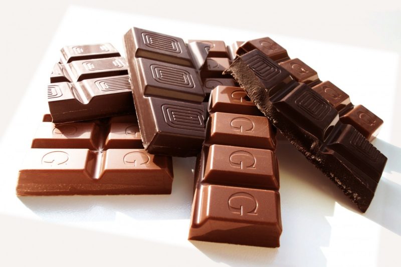 Wat gebeurt er als je chocolade eet voor het slapengaan? 4 beste voedingsmiddelen om te eten!