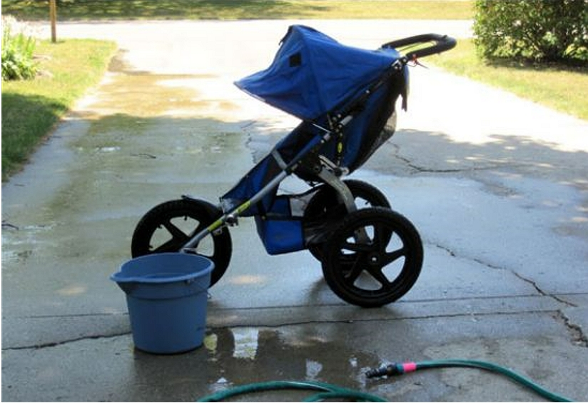 De slimme manier om kinderwagenstof schoon te maken