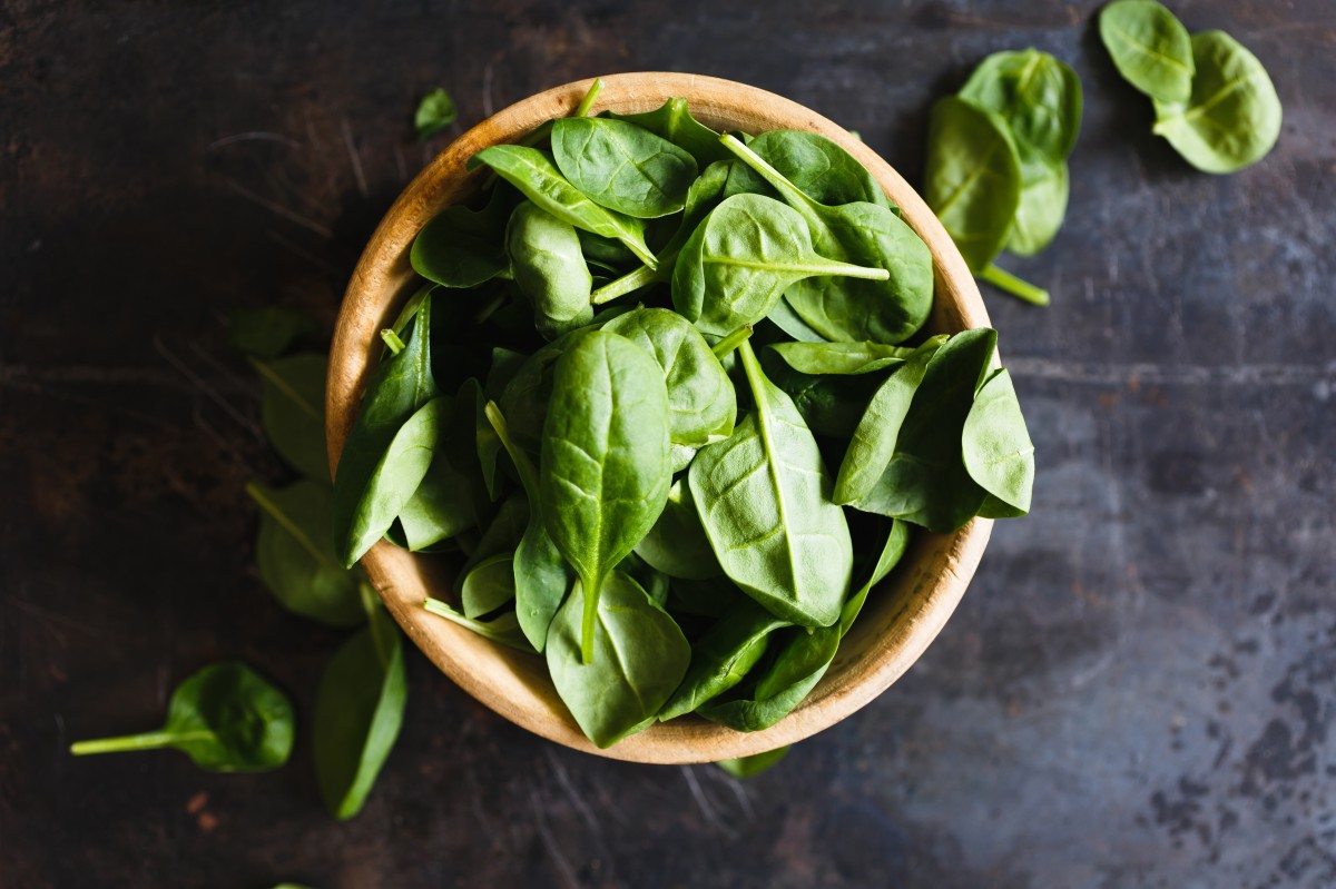 Hoe bewaar je verse spinazie in de koelkast? 6 makkelijke trucs!
