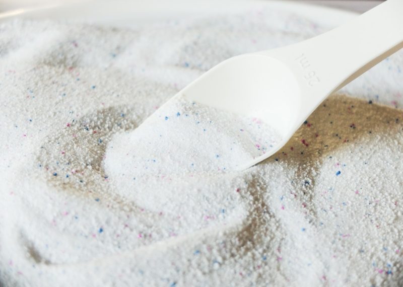 Hoe de glazen kookplaat schoon te maken met zuiveringszout? 4 geweldige stappen!
