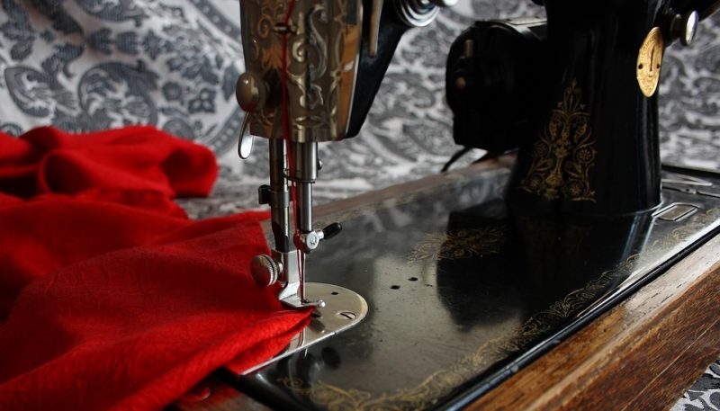 Hoe de naaimachine te reinigen: de beste 3-stappengids