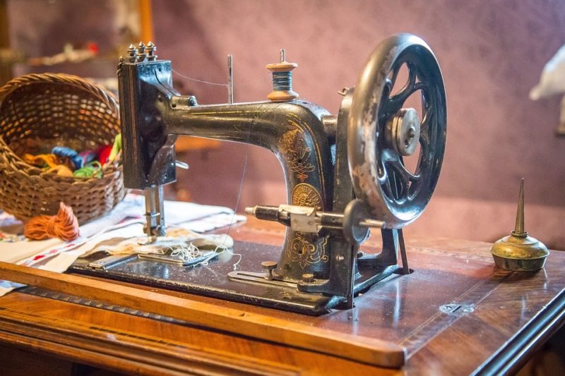 Hoe de naaimachine thuis te repareren: 4 veelvoorkomende problemen