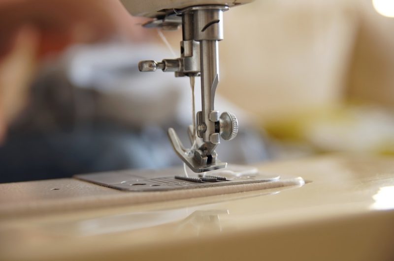 Hoe de naaivoetdruk op de Brother-naaimachine aan te passen?