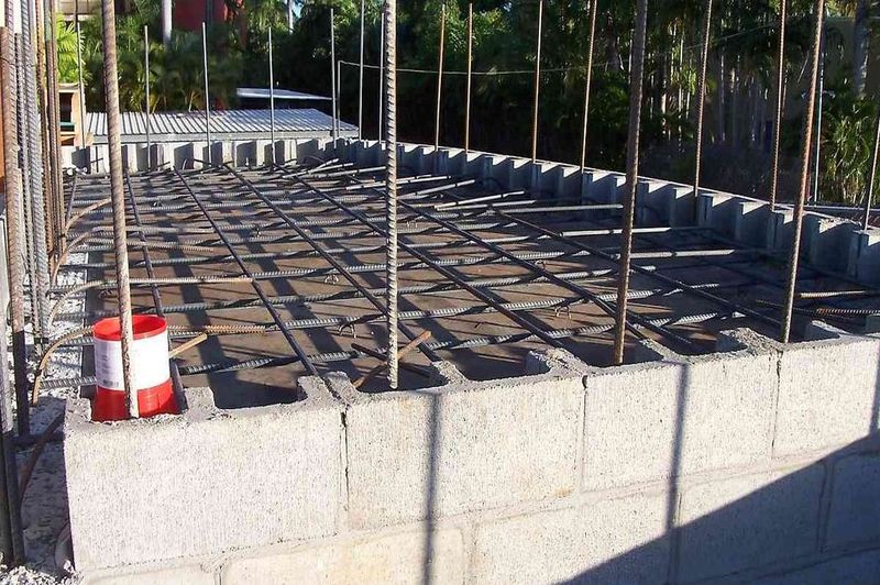 Hoe een door water beschadigde betonplaat te repareren: 4-staps zelfstudie