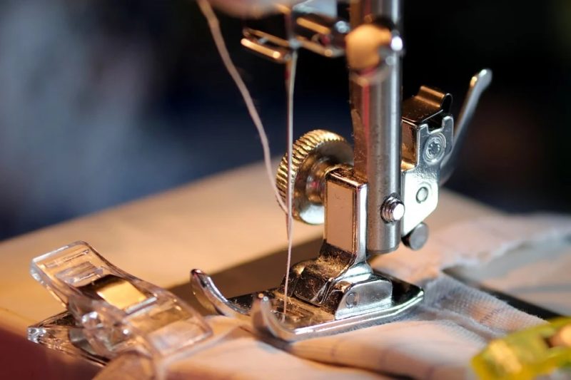 Hoe een dubbele naald op een naaimachine te gebruiken?