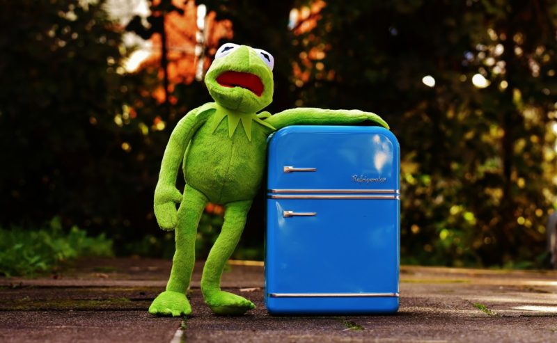 Hoe een koelkast verplaatsen zonder een dolly? 5 handige methoden die u moet proberen!