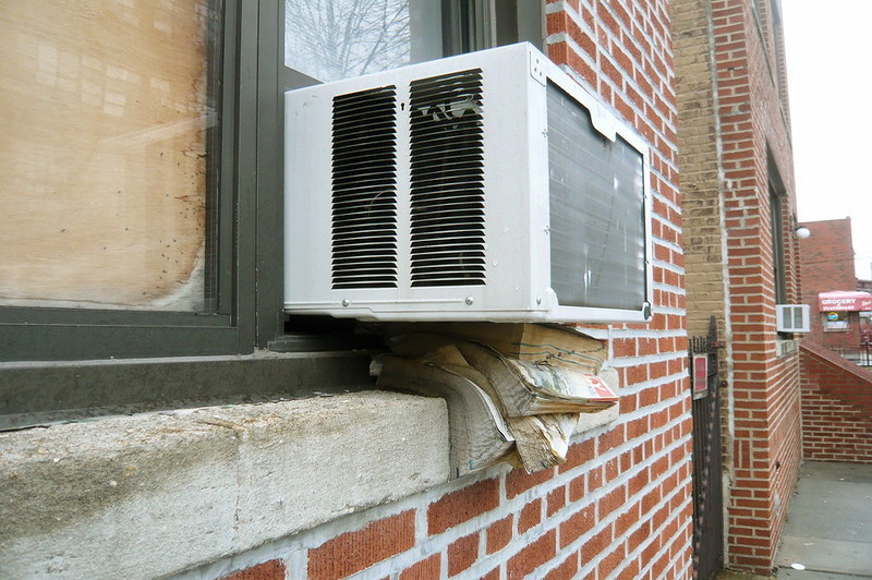 Hoe een raam-airconditioner-mal schoon te maken: 5 eenvoudige stappen