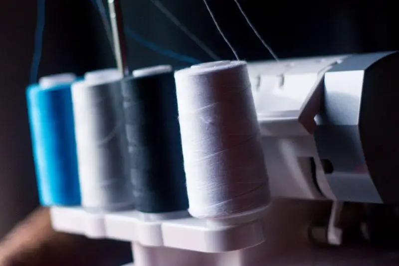 Hoe kegeldraad op de naaimachine te gebruiken: 3 beste manieren