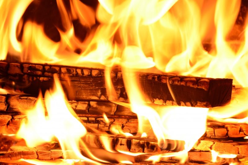 Hoe maak je een vuur aan in een houtkachel? 7 eenvoudige stappen!