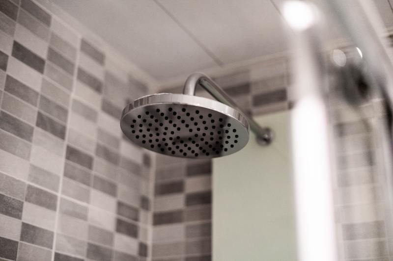 Hoe schimmel in de douche te voorkomen: 4 beste doe-het-zelf-methoden