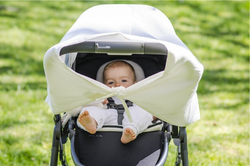 Hoe u de zon uit de ogen van uw baby kunt houden in de kinderwagen