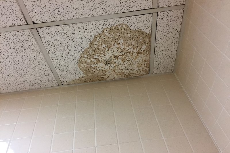 Hoeveel een door water beschadigd plafond vervangen: een handige gids