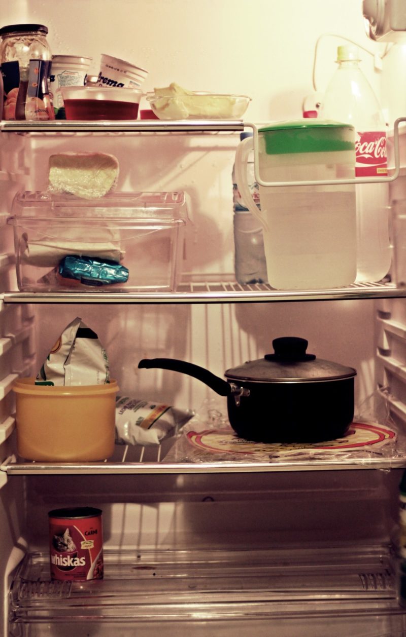 Waarom stinkt mijn koelkast? 7 verrassende redenen!