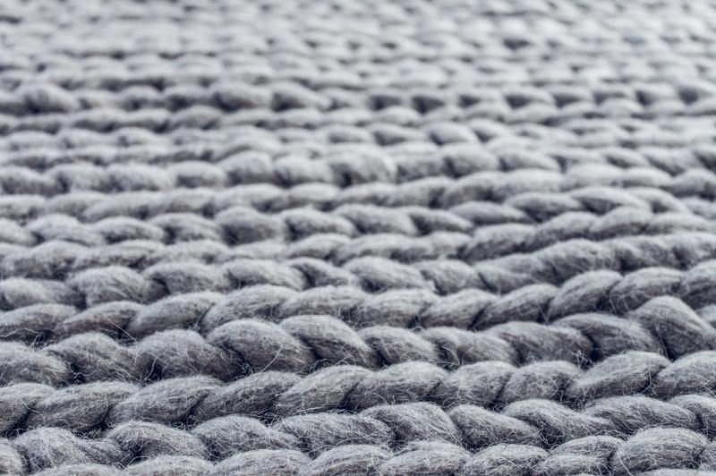 2 eenvoudige methoden om de geur van schimmel uit tapijt te krijgen