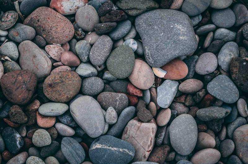 Eenvoudige 4-stappen doe-het-zelfgids over het verwijderen van schimmel van rotsen