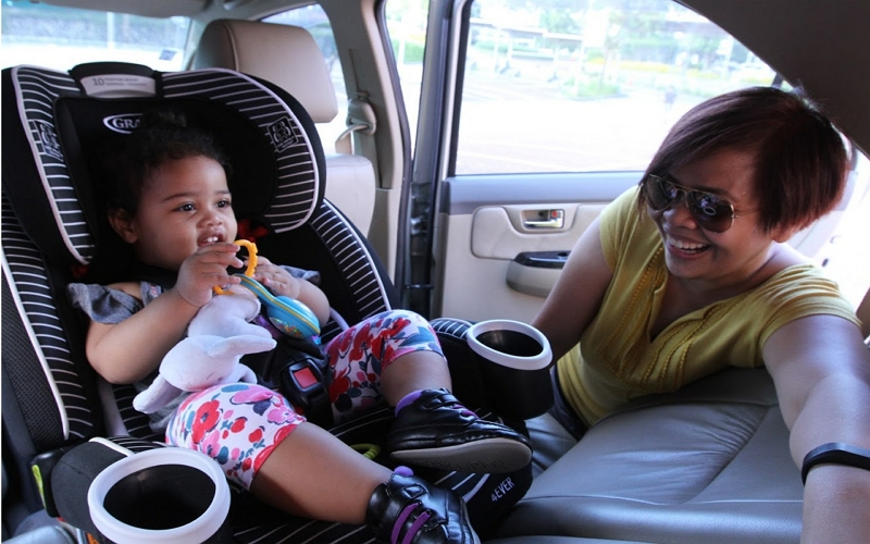 Eenvoudige manieren om de baby koel te houden in het autostoeltje