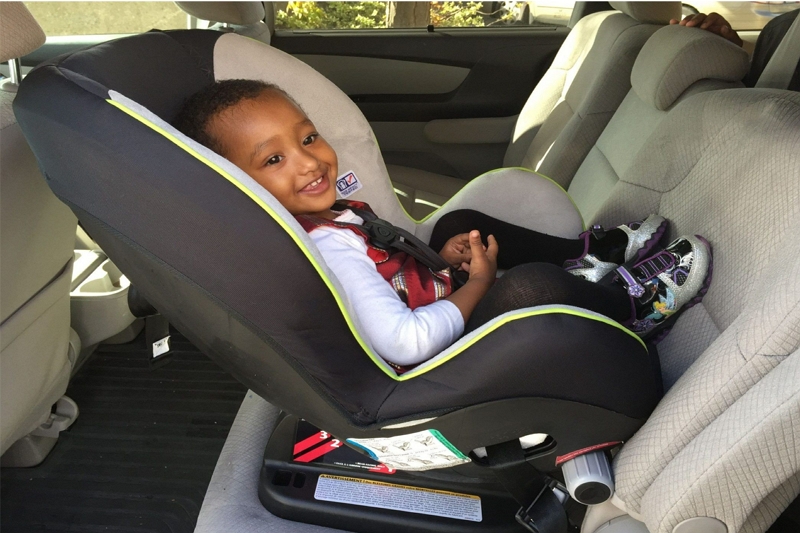Hoe de baby in een autostoeltje te laten slapen? Geweldige tips