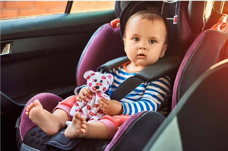 Hoe een baby-autostoeltje met veiligheidsgordel te installeren
