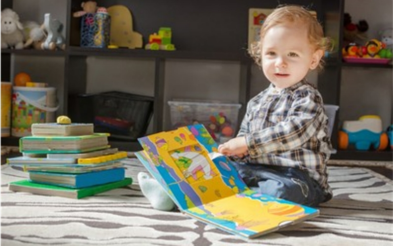 Hoe een baby voor te lezen als hij het boek wil eten