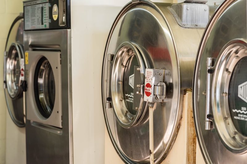 Hoe een gestapelde wasmachine en droger te verplaatsen? 5 eenvoudige stappen!