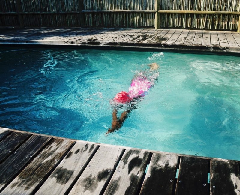 Hoe een zwembad verwarmen zonder verwarming? 7 geweldige manieren!