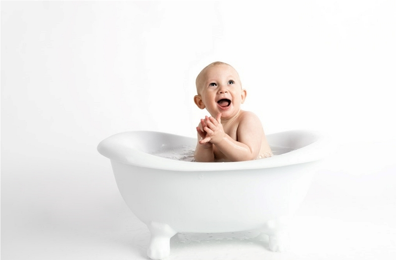 Hoe kan ik mijn baby in bad doen zonder badkuip? Ideeën