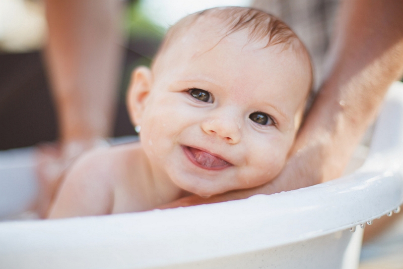 Hoe laat is het te laat om een ​​baby een bad te geven? Tips