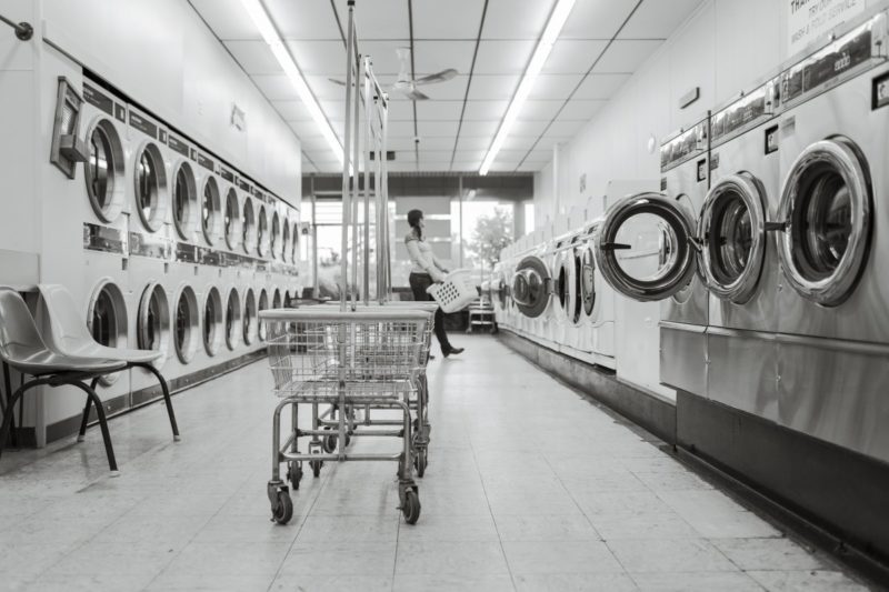 Hoe lang kan kleding in de wasmachine blijven? 3 gevolgen die je absoluut wilt vermijden!