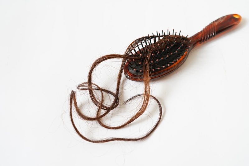 Hoe maak je haarborstels schoon met droogvellen? 3 eenvoudige stappen om te kennen en te volgen!