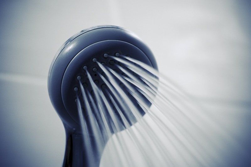 Hoe meeldauw van douchevoeg te verwijderen: 3 eenvoudige doe-het-zelfstappen