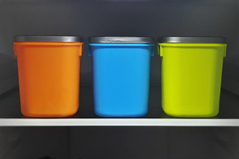 Hoe schimmel uit een plastic container te krijgen: een complete gids