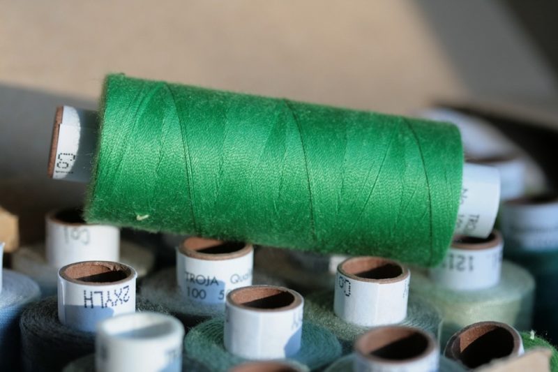 Hoe u een Consew-naaimachine correct inrijgt?
