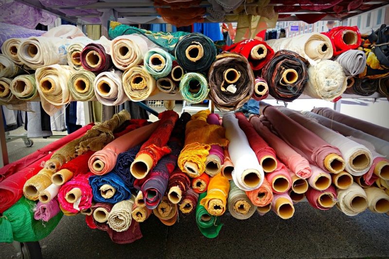 Hoe u gemakkelijk nylon banden op een naaimachine kunt naaien