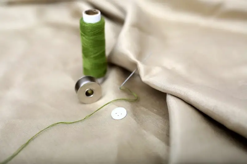 Hoe u op een naaimachine kunt naaien: 2 manieren